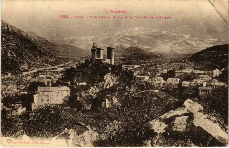 Carte postale ancienne Foix- vue sur la ville et la vallee de l'Ariege France à Foix