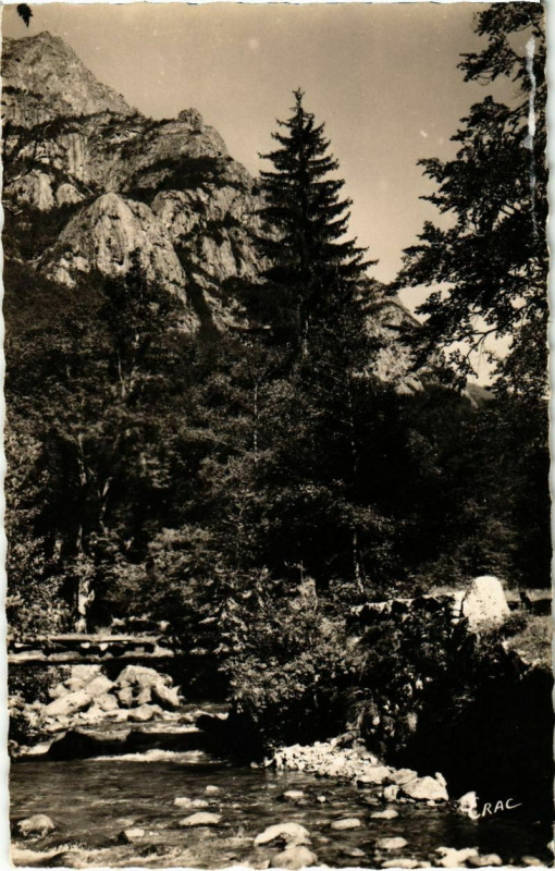 Carte postale ancienne Ax les Thermes- Forges d'Orlu,Passerelle sur l'Oriege France à Ax-les-Thermes