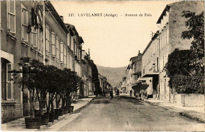 Carte postale ancienne Lavelanet avenue de Foix Ariege à Lavelanet