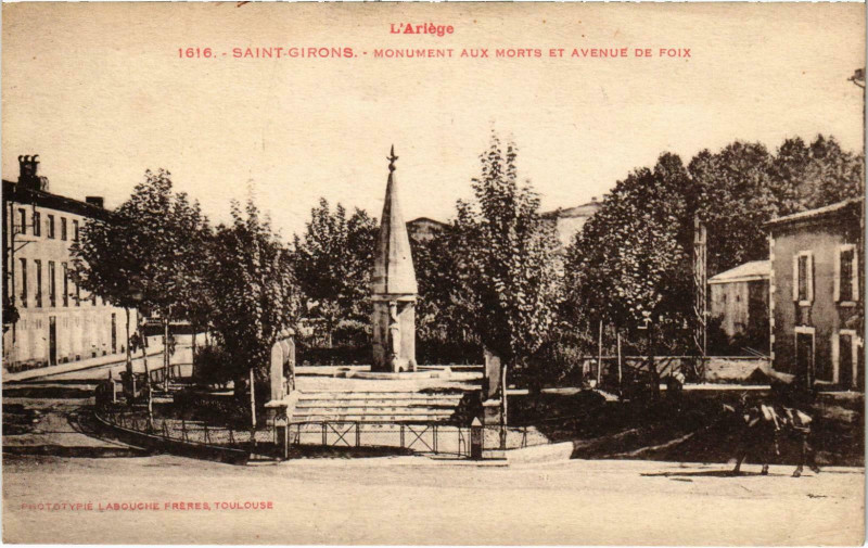 Carte postale ancienne Saint-Girons Mnument aux Morts Ariege à Saint-Girons