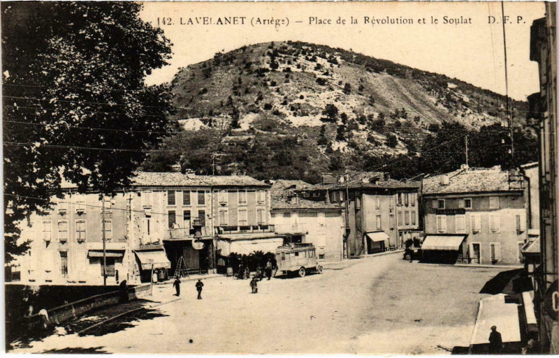 Carte postale ancienne Lavelanet Place de la Révolution Ariege à Lavelanet