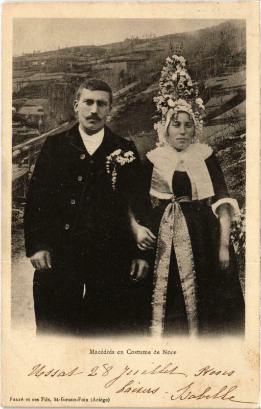 Carte postale ancienne Macedois en Costume de Noce Ariege à Cos