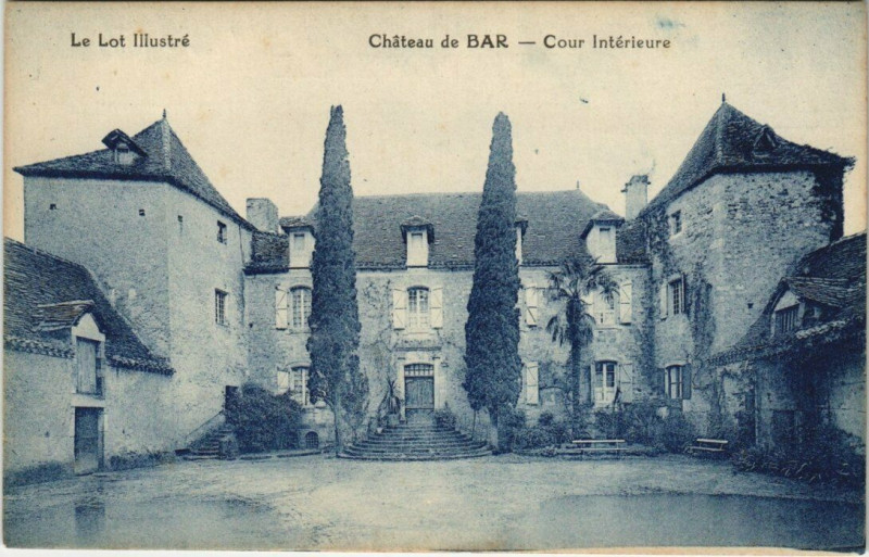 Carte postale ancienne Le Lot Illustre - Chateau de Bar - Cour Interieure
