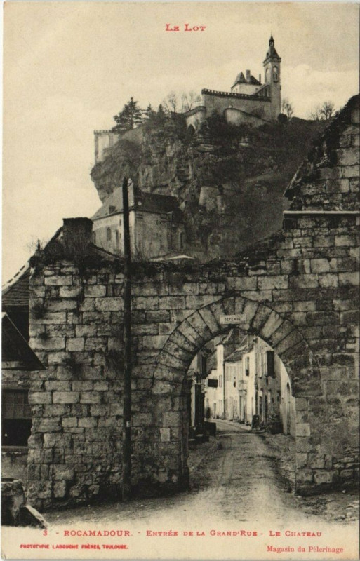 Carte postale ancienne Le Lot - Rocamadour - Entree de vla Grand'Rue - Le Chateau à Rocamadour