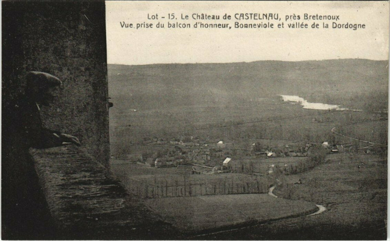 Carte postale ancienne Lot - Le Chateau de Castelnau pres Bretenoux Vue prise du balcon à Bretenoux