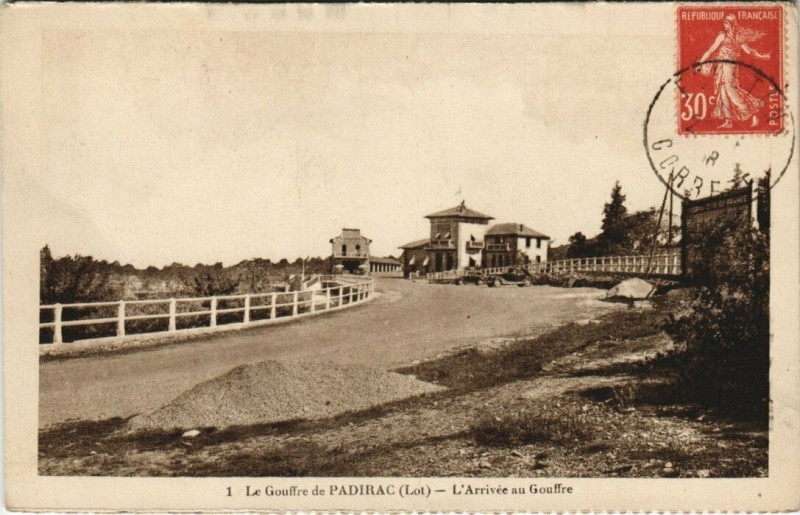 Carte postale ancienne Le Gouffre de Padirac - L'Arrivee au Gouffre à Padirac