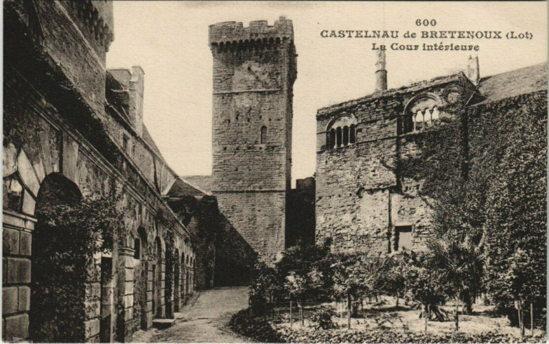 Carte postale ancienne Castelnau de Bretenoux La Cour Interieure à Bretenoux