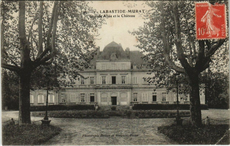 Carte postale ancienne Labastide-Murat Grande Allee et le Chateau