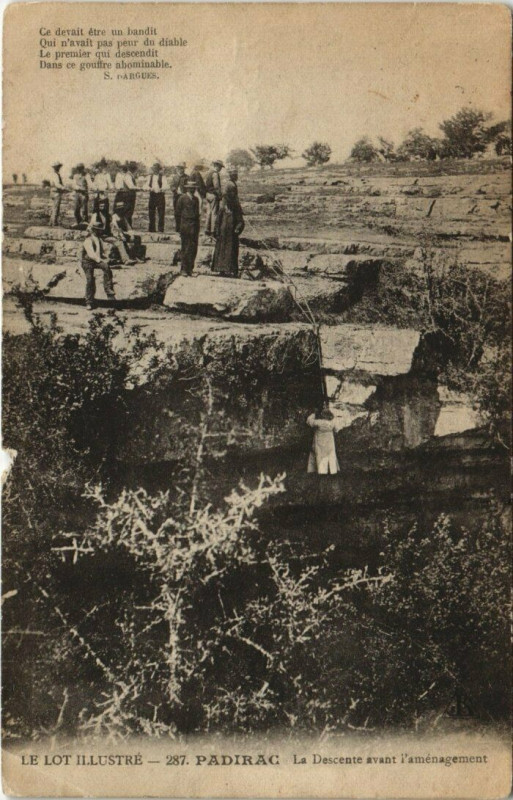 Carte postale ancienne Le Lot Illustre Padirac La Descente avant l'amenagement à Padirac