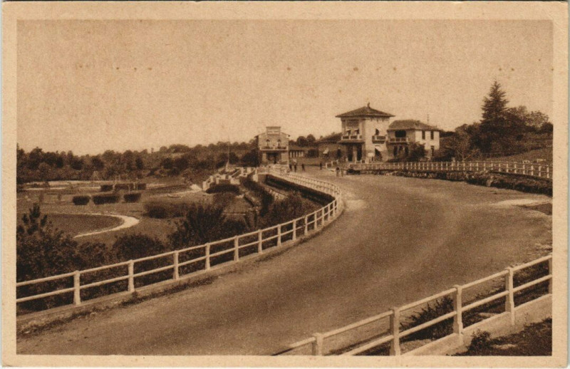 Carte postale ancienne Padirac Avenue du Gauffre à Padirac