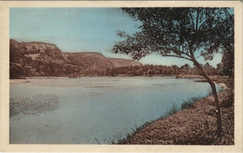 Carte postale ancienne Vayrac La Dordogne a Saint-Pierre à Vayrac