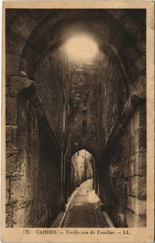 Carte postale ancienne Cahors - Vieille rue de Fouillac à Cahors