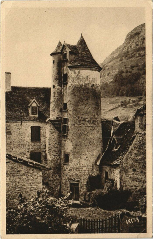 Carte postale ancienne Autoire (pres Saint-Cere) - le Chateau à Autoire