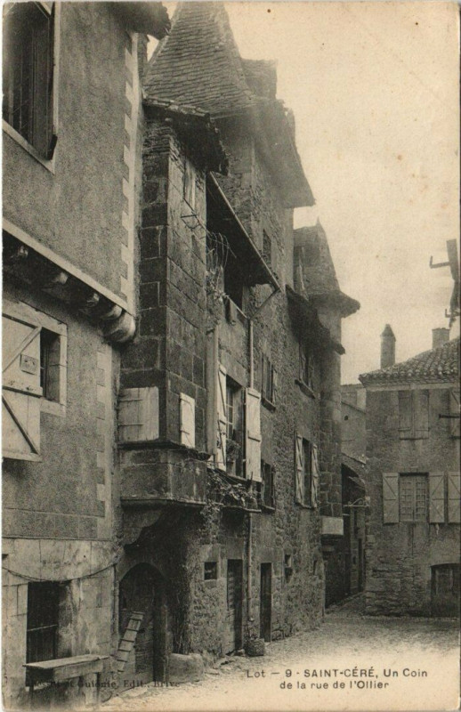 Carte postale ancienne Lot - 9. Saint-CERE, Un Coin de la rue de l'Ollier