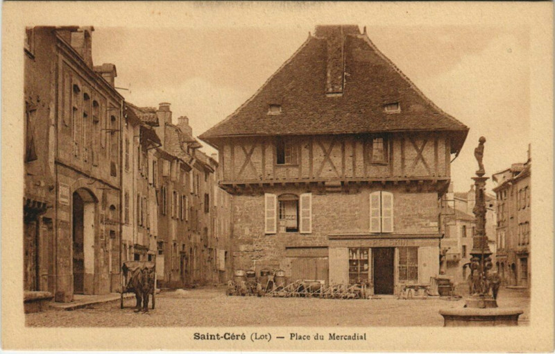 Carte postale ancienne Saint-Cere - Place de Mercadial à Saint-Céré