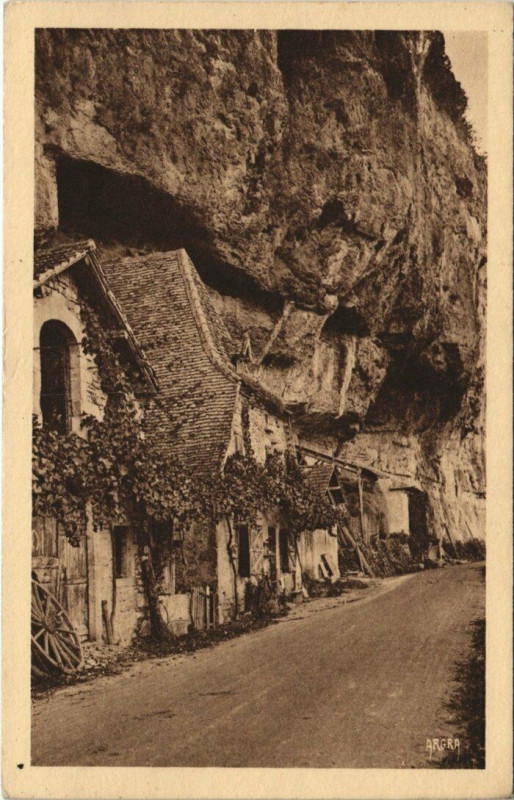 Carte postale ancienne Vallée du Lot La Toulzanie - Maisons sous les Rochere