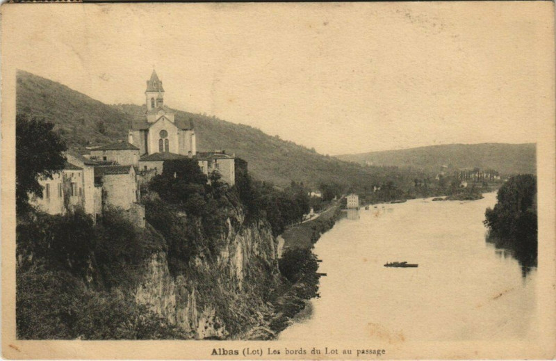 Carte postale ancienne Albas Les Bords du Lot au passage à Albas