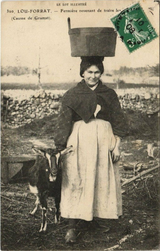 Carte postale ancienne Lou-Forrat - Fermiere revenant de traire