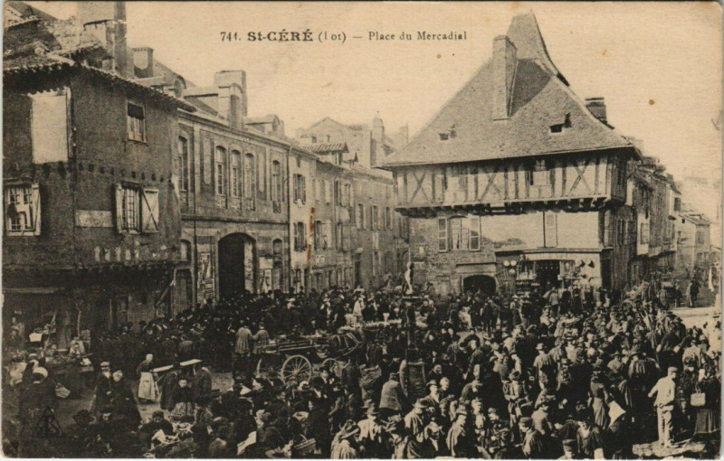 Carte postale ancienne Saint-Cere - Place du Mercadial à Saint-Céré