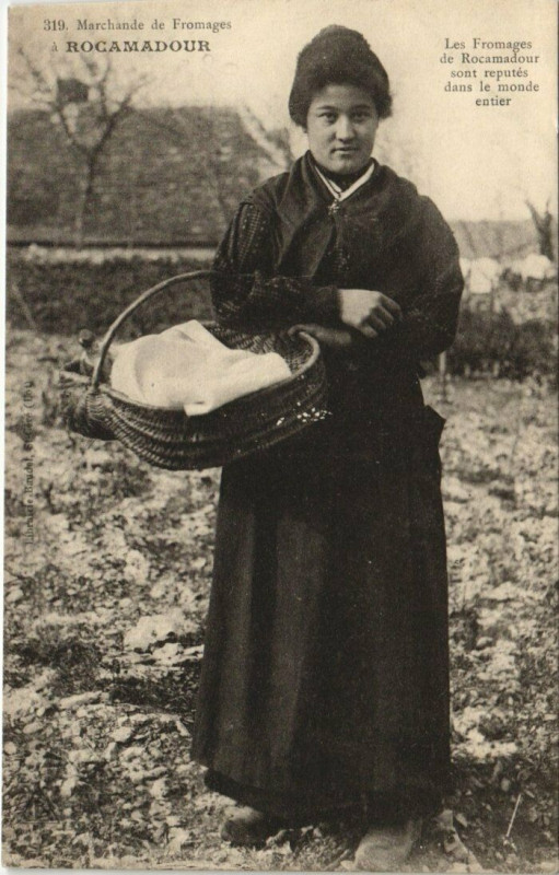 Carte postale ancienne Rocamadour - Marchande de Fromage à Rocamadour