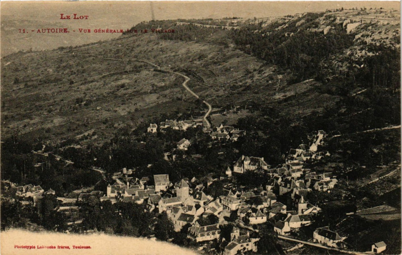 Carte postale ancienne Le Lot - Autoire - Vue générale de la Village à Autoire