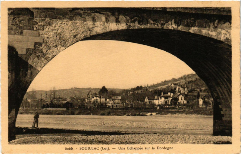 Carte postale ancienne Souillac - Une Echappée sur la Dordogne à Souillac