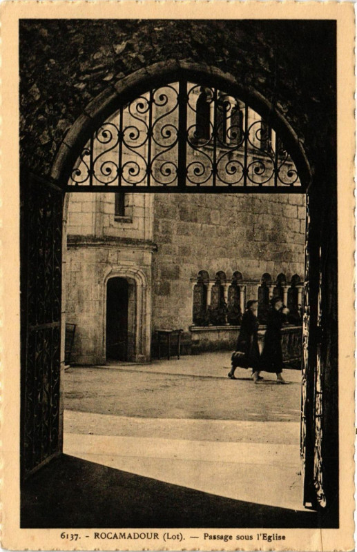 Carte postale ancienne Rocamadour - Passage sous l'Eglise à Rocamadour