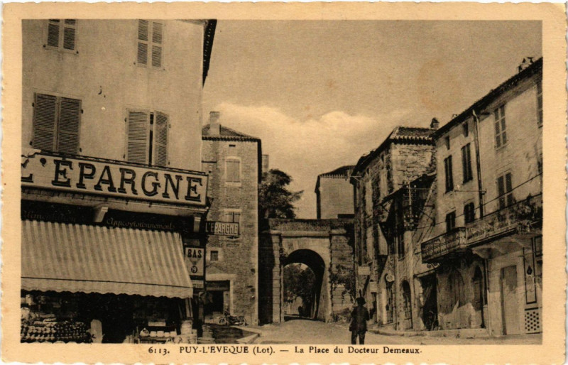 Carte postale ancienne Puy-L'Eveque - La Place du Docteur Demaux à Puy-l'Évêque