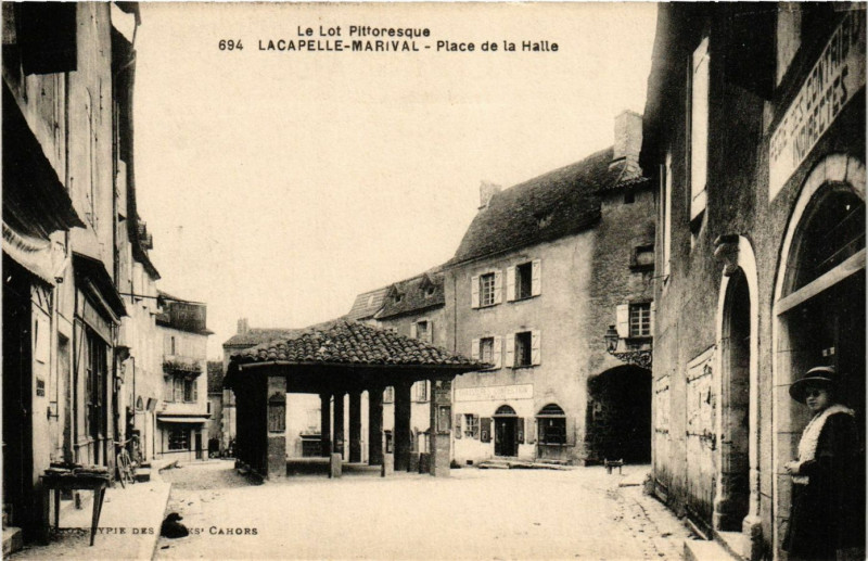 Carte postale ancienne Le Lot Pittorescue - Lacapelle-Marival - Place de la Halle à Lacapelle-Marival