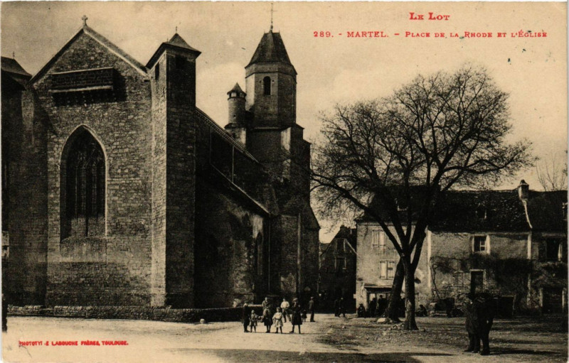 Carte postale ancienne Le Lot - Martel - Place de la Rhode et L'Eglise à Martel