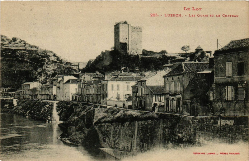 Carte postale ancienne Le Lot - Luzech - Les Quais et le Chateau à Luzech