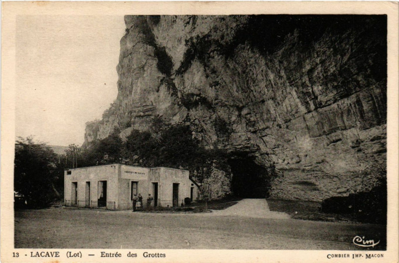 Carte postale ancienne Lacave - Entrée des Grottes à Lacave