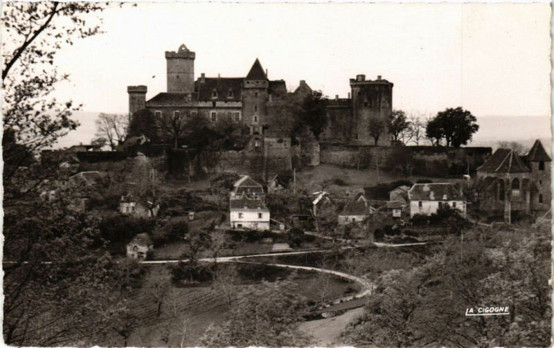 Carte postale ancienne Castelnau-Bretenoux - en son Abbatiale à Bretenoux