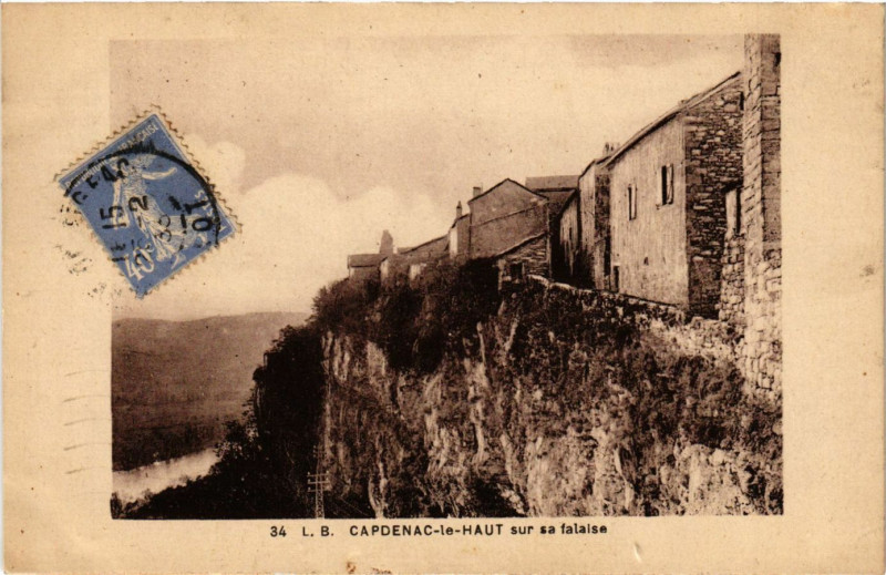 Carte postale ancienne Capdenac-le-Haut sur sa falaise à Capdenac