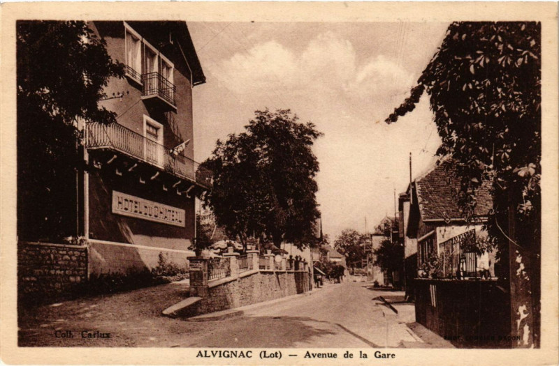 Carte postale ancienne Alvignac - Avenue de la Gare à Alvignac