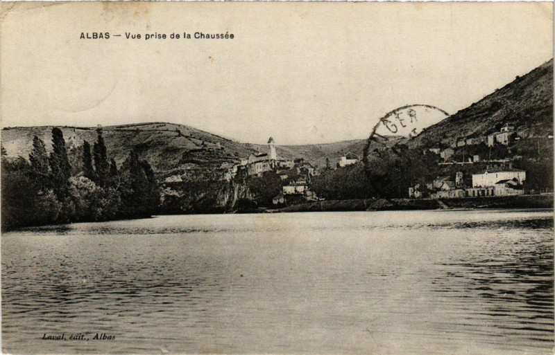 Carte postale ancienne Albas - Vue prise de la Chaussée à Albas