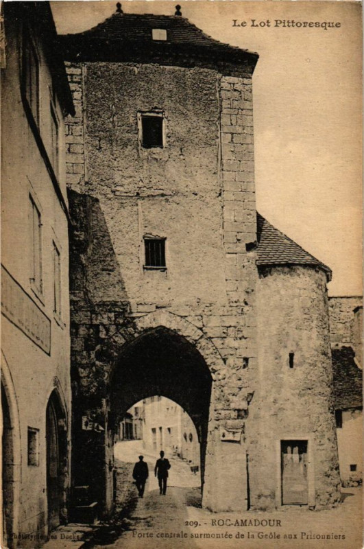Carte postale ancienne Rocamadour - Porte centrale surmontée de la Geole aux Prisouniers à Rocamadour