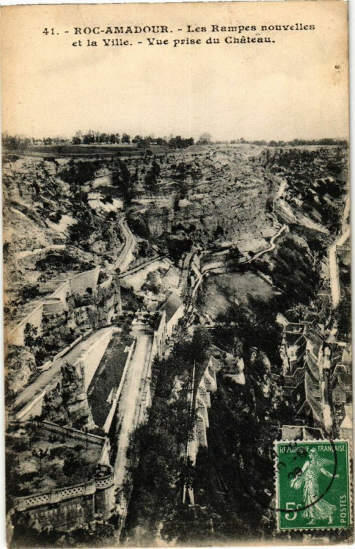 Carte postale ancienne Rocamadour - Les Rampes nouvelles et la Ville - Vue prise du à Rocamadour