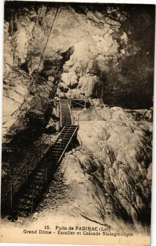 Carte postale ancienne Puits de Padirac - Grand-Dome Escalier et Cascade Stalagmitique à Padirac