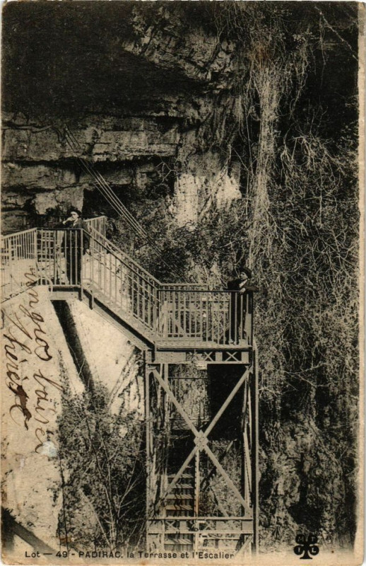 Carte postale ancienne Lot - Padirac la Terrasse et l'Escalier à Padirac