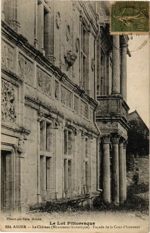 Carte postale ancienne Le Lot... - Le Chateau (Monument historique) - Facade de la Cour