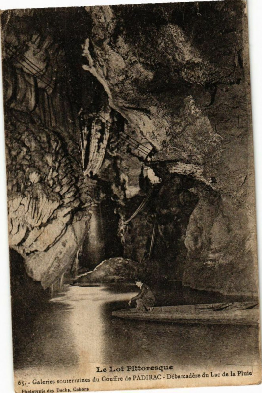 Carte postale ancienne Galeries souterraines du Gouffre de Padirac-Debarcadere du Lac à Padirac