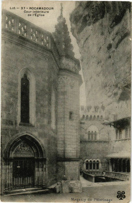 Carte postale ancienne Rocamadour - Cour interieure de l'Eglise à Rocamadour
