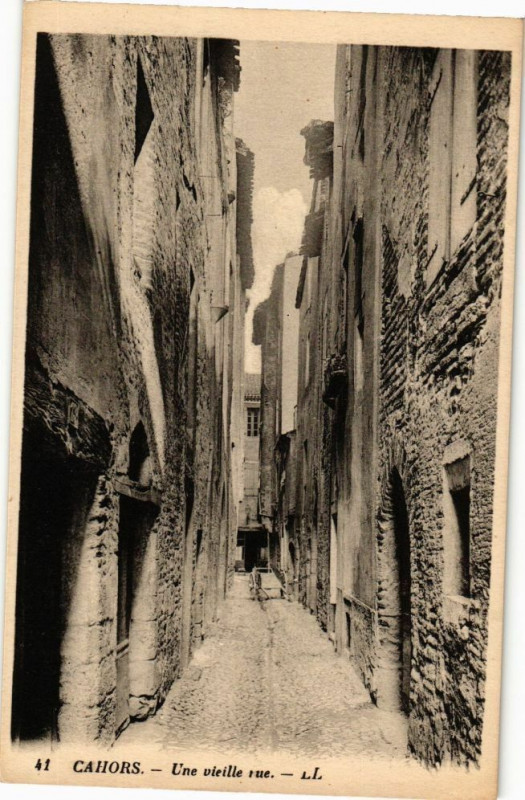 Carte postale ancienne Cahors - Une vieille rue à Cahors