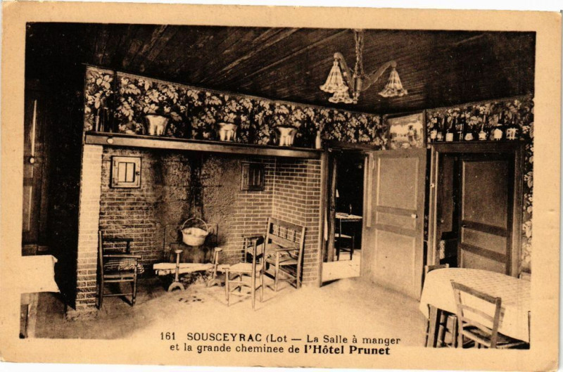 Carte postale ancienne Sousceyrac - Le Salle a manger et le grande cheminée de