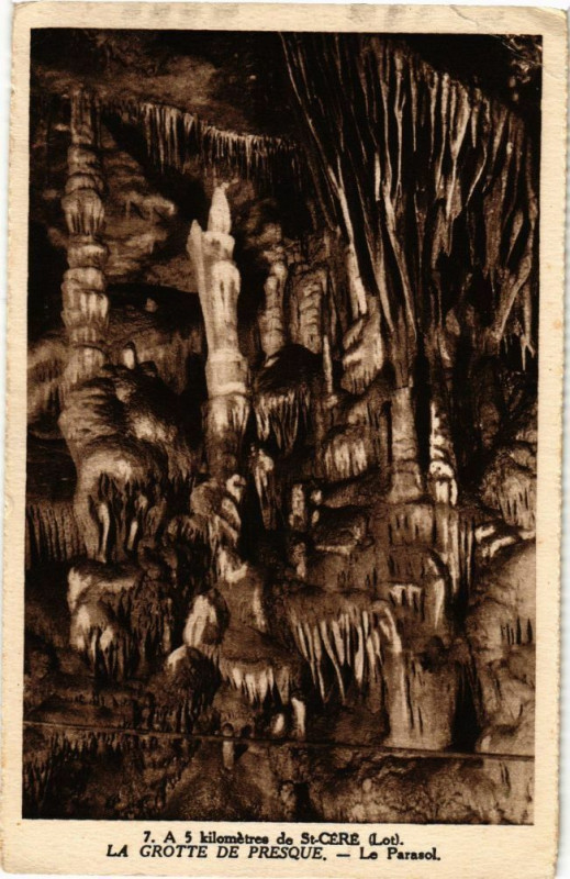 Carte postale ancienne La Grotte de Presque - Le Parasol