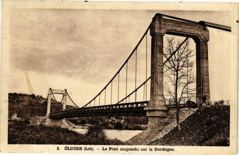 Carte postale ancienne Gluges - Le Pont suspendu sur la Dordogne