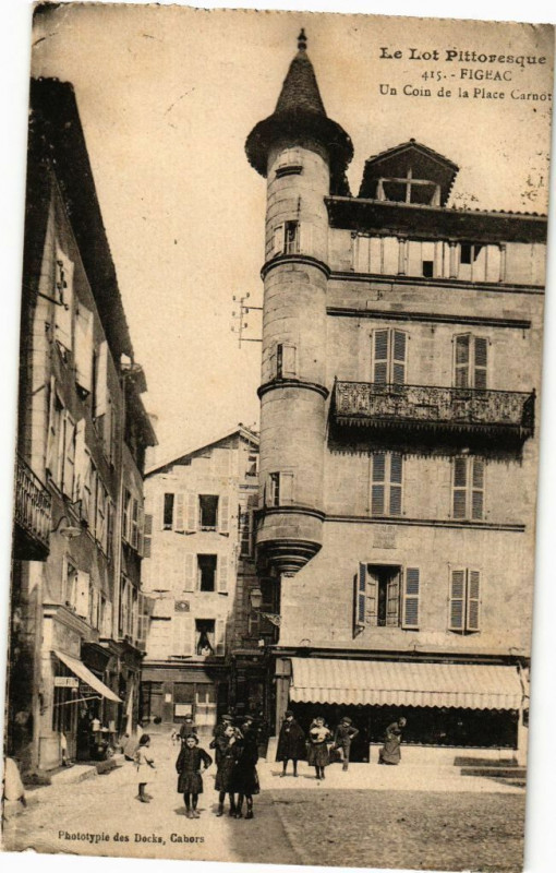 Carte postale ancienne Figeac - Un Coin de la Place Carnot à Figeac