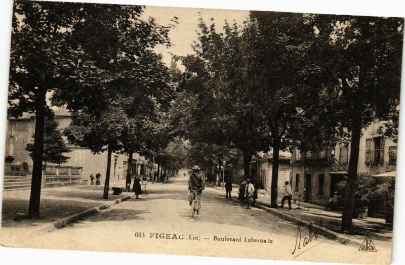 Carte postale ancienne Figeac - Boulevard Labernade à Figeac