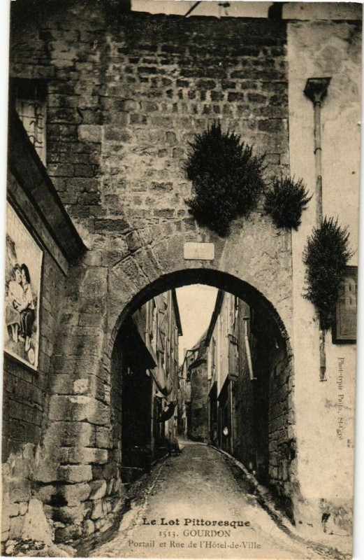 Carte postale ancienne Le Lot Pittoresque - Gourdon - Portail et Rue de l'Hotel-de-Ville à Gourdon